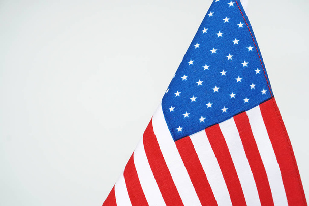 κοντινό πλάνο της Ηνωμένες Πολιτείες της Αμερικής σημαία σε λευκό φόντο                                - Φωτογραφία, εικόνα