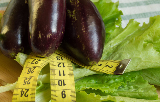 Концепция питания, здоровое питание, салат, баклажаны, измерительная лента
 - Фото, изображение