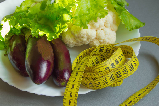Concepto de dieta, alimentación saludable, lechuga, coliflor, berenjena, cinta métrica de verduras
 - Foto, imagen