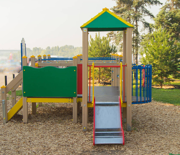 Aire de jeux colorée pour enfants dans le parc de la ville
 - Photo, image