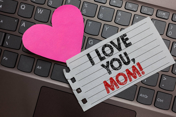 Word のテキストを書くあなたには、お母さんが大好きです。黄色ボタンの黒と赤のテキストを愛するメッセージ感情愛情暖かい宣言の粉を吹いたコンピューター キーボードのビジネス コンセプト - 写真・画像
