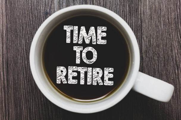 Слово писать текст Время на пенсию. Бизнес-концепция для Возьмите пенсионера статус перестать работать в пожилом возрасте достаточно черный кофе с кофе кружку плавающие тексты на сером черном деревянном столе
 - Фото, изображение