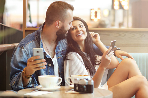Turystów szczęśliwy mając przerwę w kawiarni - Zdjęcie, obraz