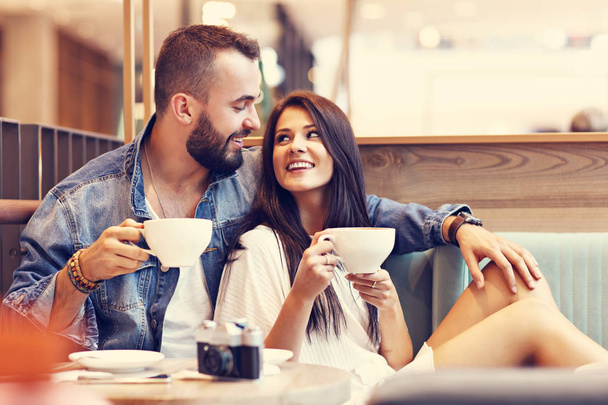 Фото романтической пары, встречающейся в кафе
 - Фото, изображение