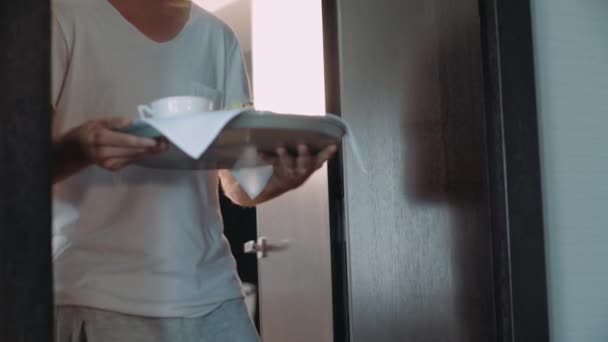 Husband Brings His Young Wife Breakfast In Bed - Imágenes, Vídeo