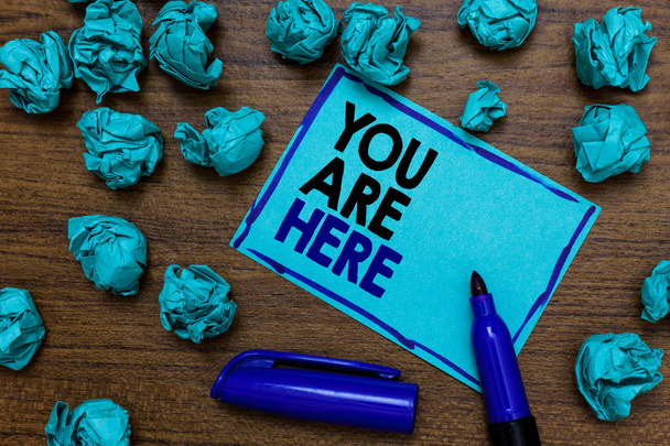 Käsitteellinen käsin kirjoittaminen osoittaa You Are Here. Business photo showcasing Tämä on sijaintisi referenssipiste maailmanlaajuinen paikannusjärjestelmä kirjoitettu sinisiä kirjaimia sivulla sininen merkki ja paperi möykkyjä
 - Valokuva, kuva