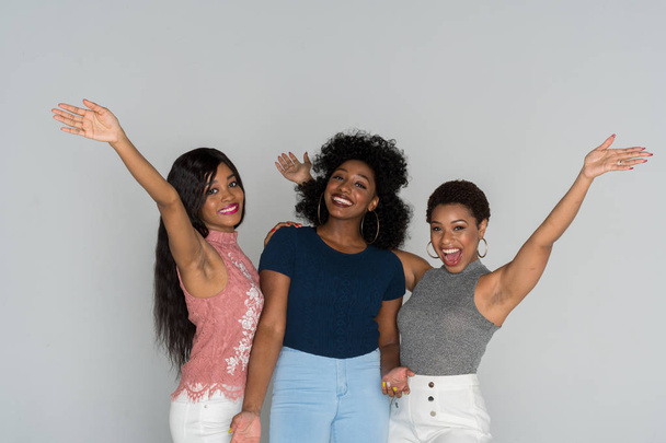 Grup gülümseyen üç genç Afro-Amerikan arkadaşlar - Fotoğraf, Görsel