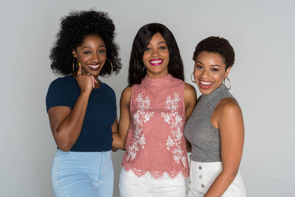 Grupo de tres jóvenes amigos afroamericanos sonriendo
 - Foto, Imagen