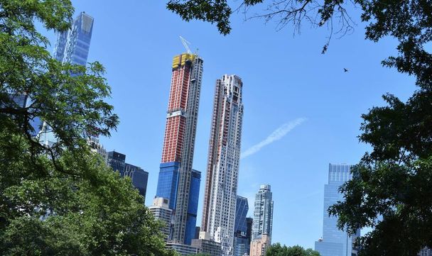 park view of a high-rise under construction - Foto, Bild