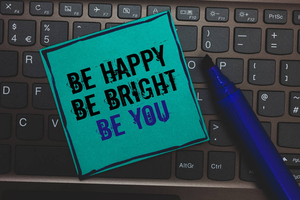 Segno di testo che mostra Be Happy Be Bright Be You. Foto concettuale fiducia in se stessi buon atteggiamento godere allegro pulsante enorme con tastiera del computer nero foderato scritto penna pennarello blu pagina
 - Foto, immagini