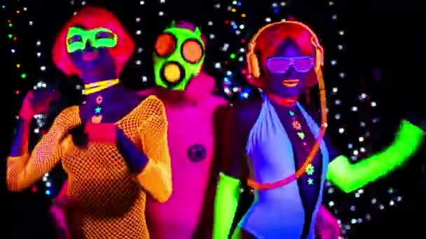 Két nő és férfi gázálarc és fluoreszkáló ruha tánc  - Felvétel, videó
