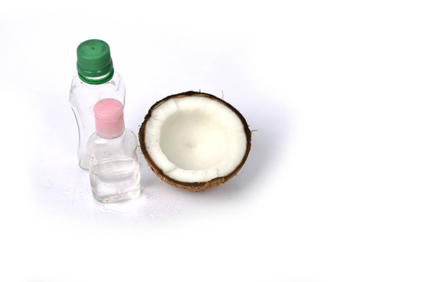 Coconut oil met kokos op witte achtergrond. - Foto, afbeelding