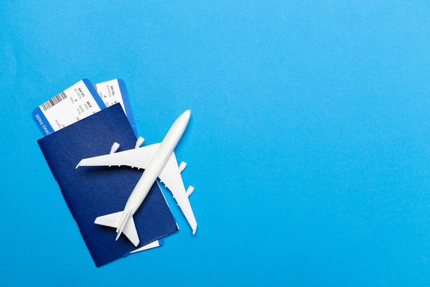 Reisekonzept, Spielzeugflugzeug auf blauem Hintergrund - Foto, Bild