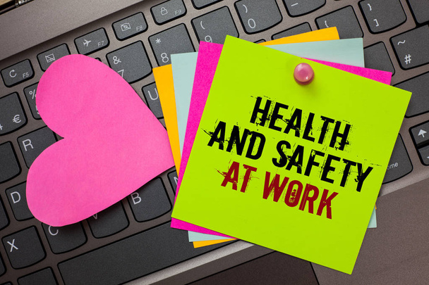 Szöveg jel mutatja az egészség és biztonság a munka. Fogalmi fénykép biztonságos eljárások balesetek megelőzésére elkerülése veszély fényes színes írásos dokumentumok csipet pin rózsaszín szív a számítógép-billentyűzet - Fotó, kép