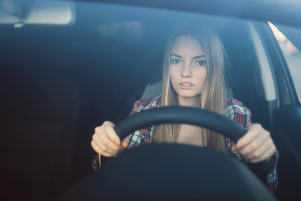 Kobiet student na egzamin, concept car szkoły jazdy. Badania dla kierowców, samochodowe kurs dla początkujących - Zdjęcie, obraz