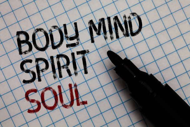 Εννοιολογική χέρι γραφή δείχνει Body Mind Soul πνεύμα. Επαγγελματίες φωτογραφία κείμενο κατάσταση προσωπική συνείδηση θεραπεία ισορροπία μυαλό τετράγωνο μαύρο μαρκαδόρο επισημανθεί λευκή σελίδα γραπτών κειμένων μαύρο και κόκκινο - Φωτογραφία, εικόνα