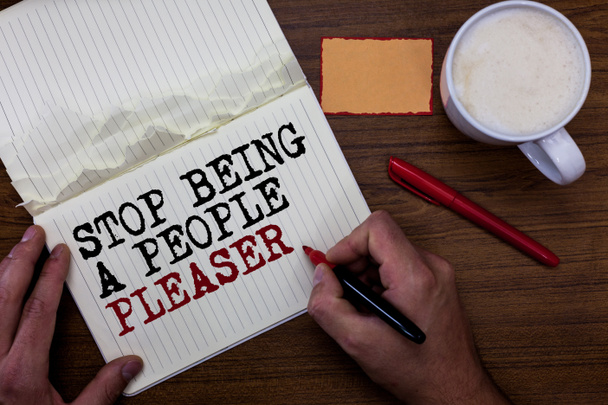 Почерк написания текста Stop Being A People Pleaser. Понятие смысл Делайте то, что вам нравится не вещи другие люди хотят липкие записки красный кофе ручка с кофе кружка ручка держать с письменными словами
 - Фото, изображение