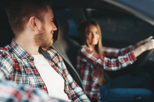männlicher Instruktor und weiblicher Student lächelnd im Fahrzeug, Fahrstunde, Autoschulkonzept. Test für Anfänger - Foto, Bild