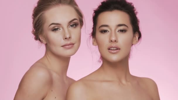 Χαριτωμένα κορίτσια ποζάρουν σε ροζ φόντο - Πλάνα, βίντεο