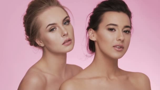 Χαριτωμένα κορίτσια ποζάρουν σε ροζ φόντο - Πλάνα, βίντεο