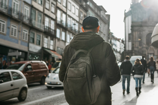 Bir turist bir sırt çantası ile Porto Portekiz sokakta yürüyor. Portekiz Seyahat - Fotoğraf, Görsel