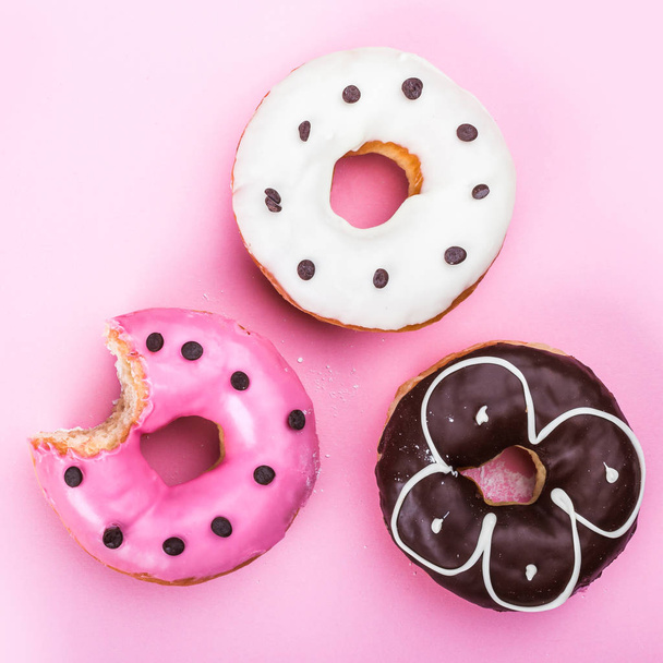 bunt glasierte Donuts, Draufsicht über weißen Hintergrund, isoliert - Foto, Bild