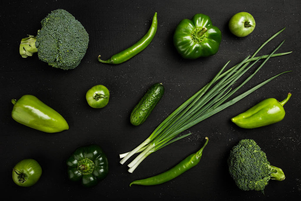 Επίπεδη σειρά ανάμεικτα πράσινα λαχανικά τονισμένο, έννοια των τροφίμων - Φωτογραφία, εικόνα