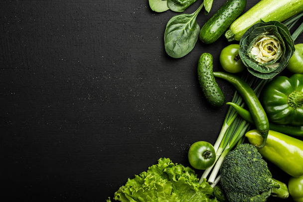 新鮮な野菜と健康食品のコンセプトです。コピー スペース平面図です。暗い背景. - 写真・画像