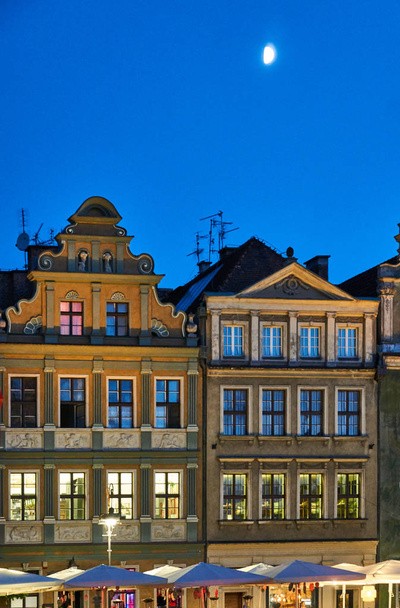 Mond und Fassade von Mietshäusern auf dem alten Marktplatz in der Nacht in Posen - Foto, Bild