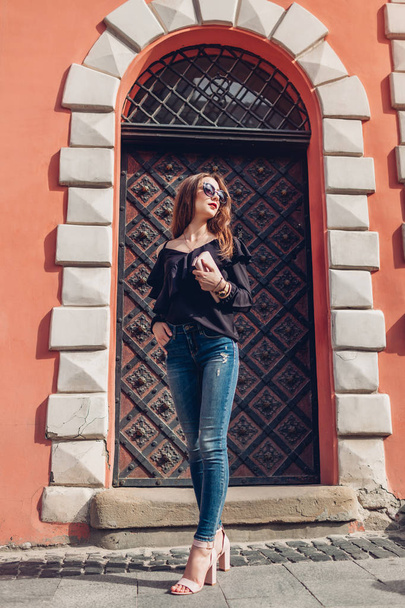 Außenporträt einer schönen, stylischen Frau mit Sonnenbrille auf der Straße der Stadt. Mode-Modell mit Sommerkleidung und Accessoires. Dame mit Handtasche - Foto, Bild