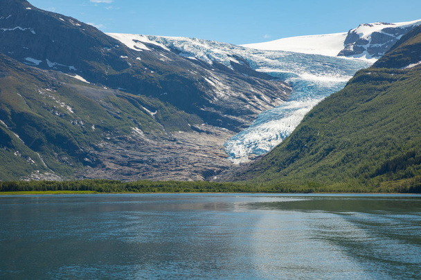 Lago Svartisvatnet en Helgeland en Noruega, con el glaciar Svartisen en el fondo
 - Foto, Imagen