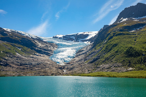 Λίμνη Svartisvatnet στο Χέλγκελαντ στη Νορβηγία, με παγετώνα της Νορβηγίας στο παρασκήνιο - Φωτογραφία, εικόνα