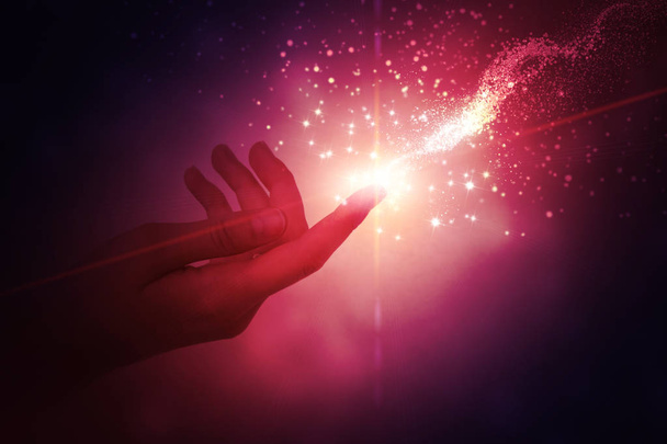 Une main féminine donnant un courant d'énergie magique sur un fond abstrait sombre. Le concept de magie et de sorcellerie
 - Photo, image