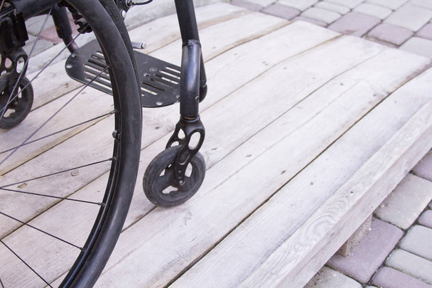 Wózek inwalidzki na rampie drewniane krzesło mobilności niepełnosprawność - Zdjęcie, obraz
