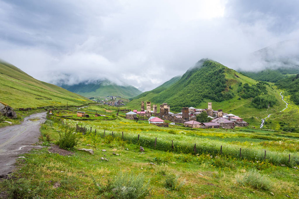 Ushguli - el pueblo habitado más alto de Europa. Cáucaso, Alto Svaneti Patrimonio de la Humanidad por la UNESCO. Georgia. - Foto, imagen