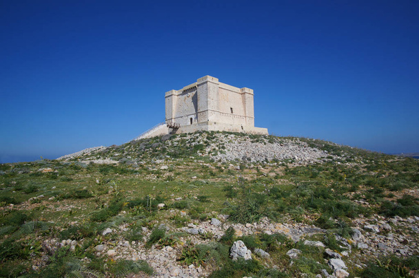 Keskiaikainen Santa Marija torni Comminon saarella Maltalla (Torri ta 'Kemmuna
) - Valokuva, kuva