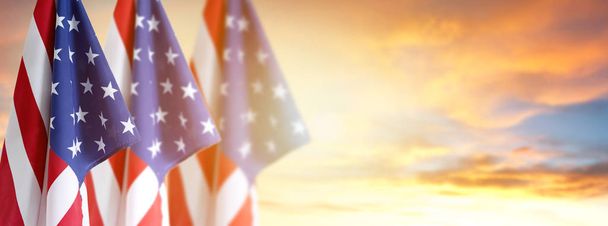 Amerikan bayrakları parlak gök - Fotoğraf, Görsel
