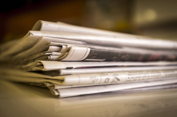 Stapel kranten uit het Verenigd Koninkrijk - Foto, afbeelding