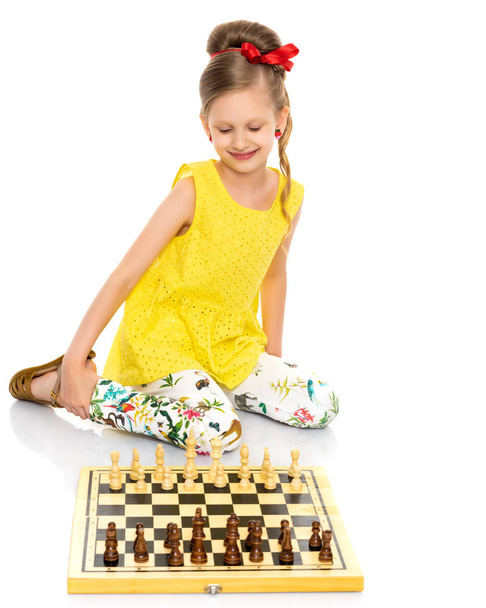 Little girl playing chess - Fotó, kép
