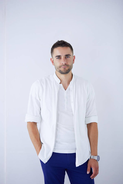 Fiatal üzletember áll elszigetelt fehér háttér - Fotó, kép