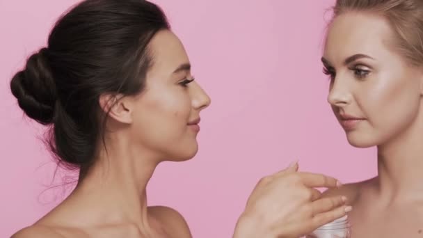 Schoonheid videoconcept met twee jonge meisjes - Video