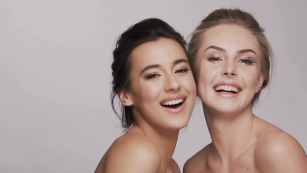 Kosmetické video koncept se dvě mladé dívky - Záběry, video
