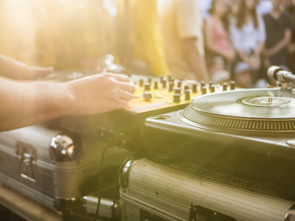 DJ грати музику літня вечірка
 - Фото, зображення
