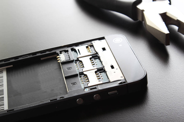 phone pliers broken screen - Foto, Bild