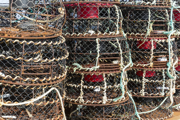 Redes de lagostins estão empilhadas prontas para o alto mar
. - Foto, Imagem