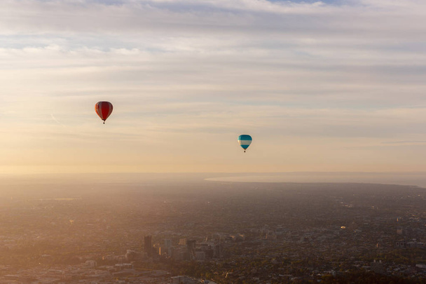 Horkovzdušné balónky letící při východu slunce. - Fotografie, Obrázek