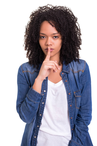 Mooie Afrikaanse jonge vrouw vragen om stilte geïsoleerd op een witte achtergrond - Foto, afbeelding
