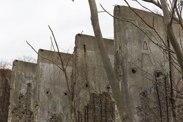 Το τείχος του Βερολίνου στις ενότητες, φόδρα ένα δίπλα στο άλλο. - Φωτογραφία, εικόνα