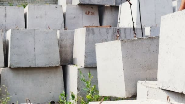 Vzestup betonové desky v produkci, teleobjektiv zastřelil - Záběry, video
