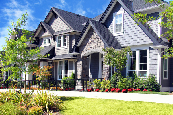 Hermosas nuevas casas suburbanas contemporáneas con coloridos jardines de verano en un barrio canadiense
. - Foto, imagen